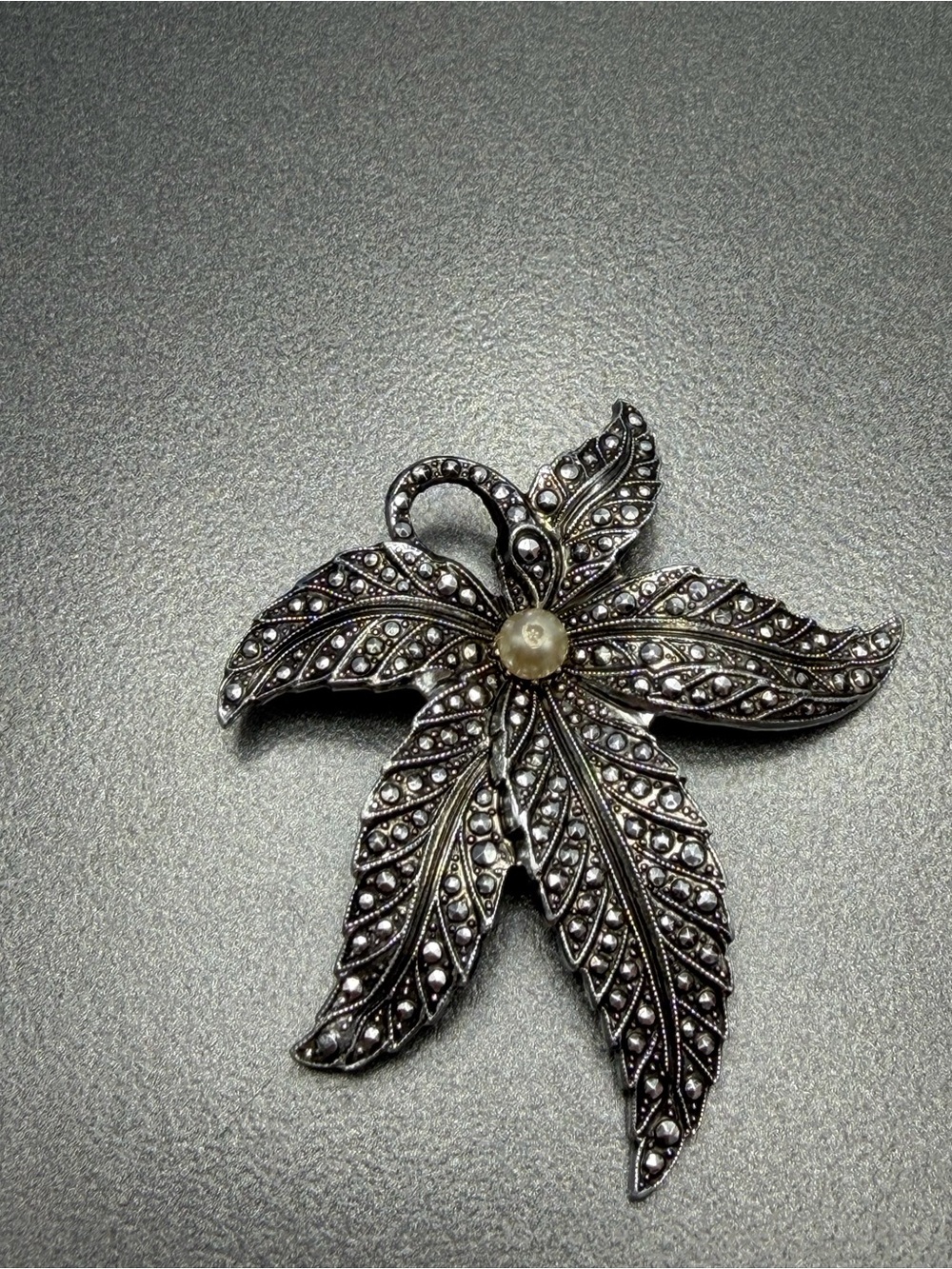 💕2/$20 Vintage Marcasite Silver Leaf Brooch with Pearl Accent